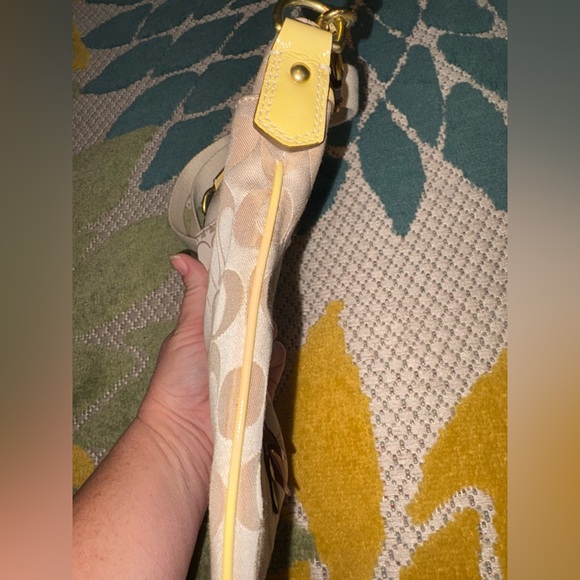 Coach Signature Crossbody Bag with Floral Appliqué - Picture 6 of 15